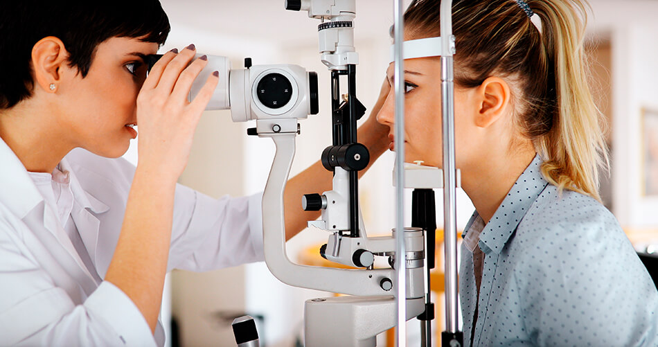 optometrist examining patient to obtain contact lens prescriptions