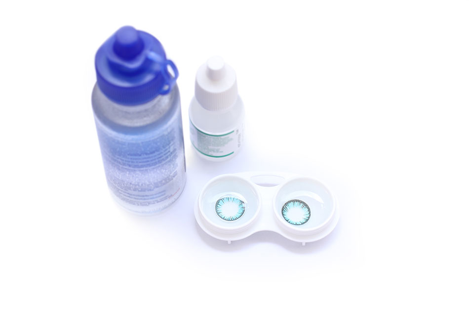 lentes de contacto com estojo e frascos de solução