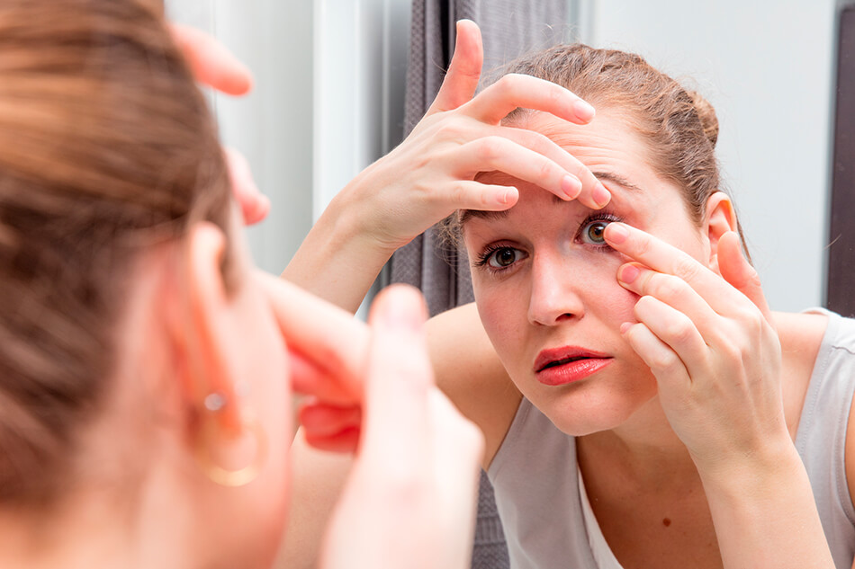 woman inserting weekly contact lenses made from silicone hydrogel