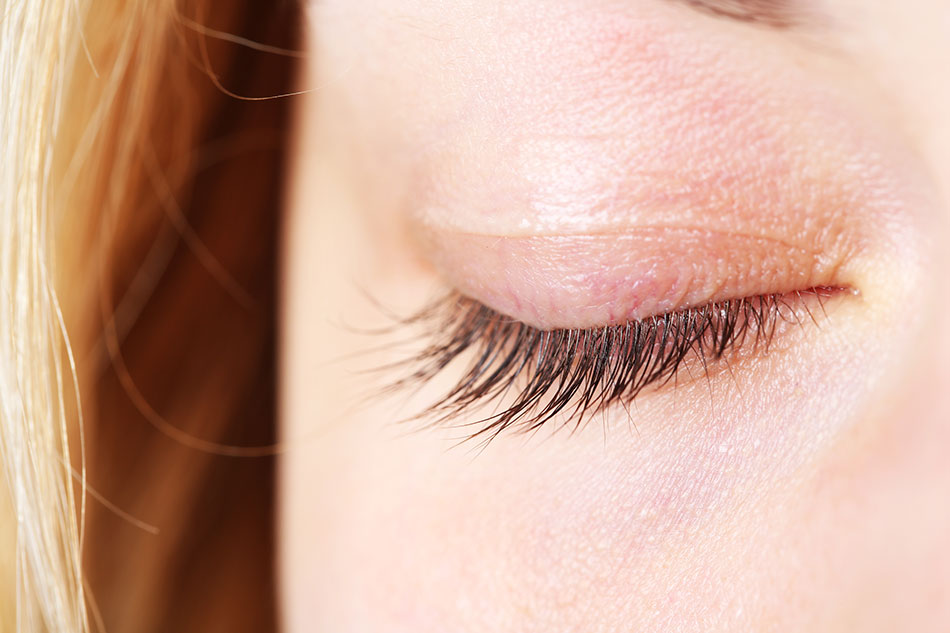 woman’s eyelid and eyelashes