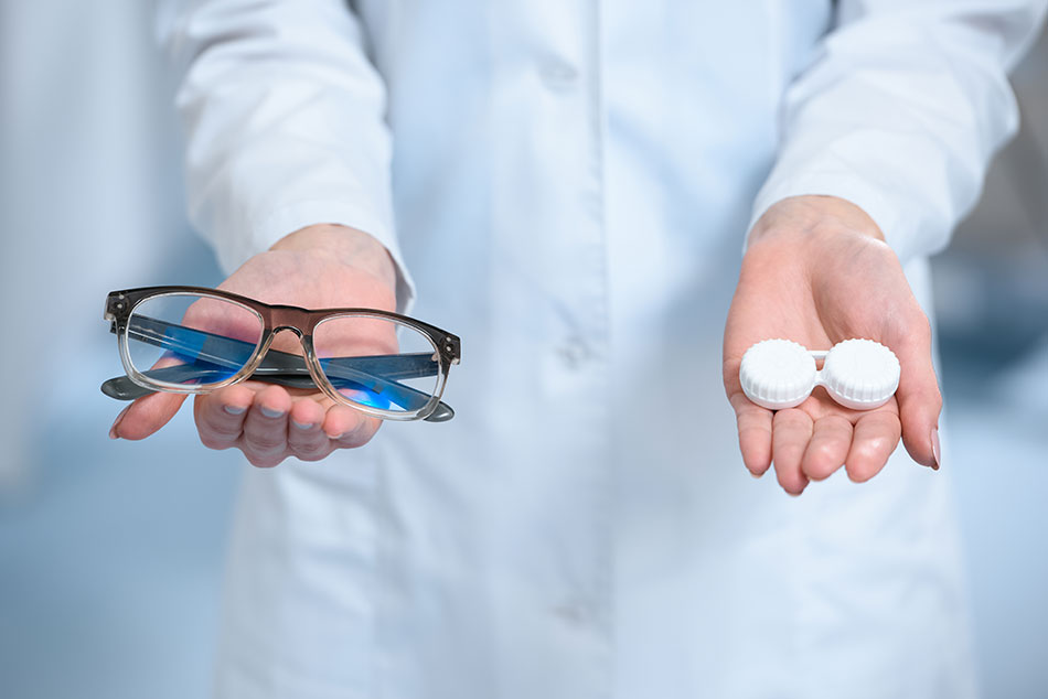 Optometrista fêmea que oferece óculos e lentes de contacto