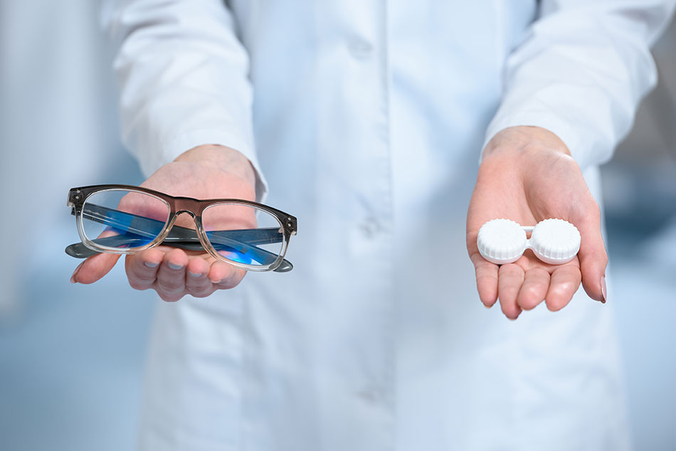 Optometrista femenina que ofrece gafas y lentes de contacto