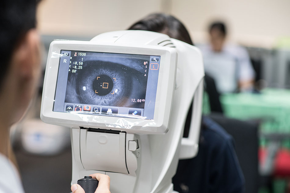 image of eye in refractometer test machine