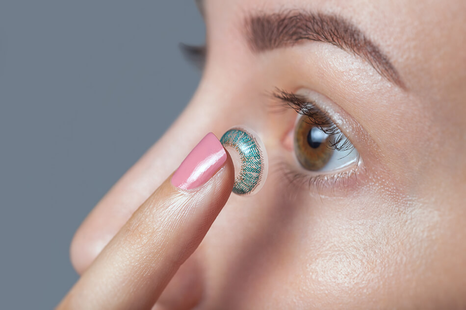 Inserting a color contact lens