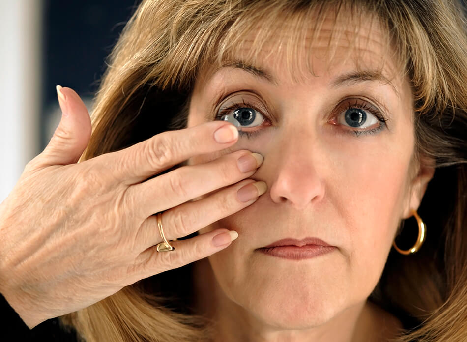 older woman with glaucoma putting in contact lenses