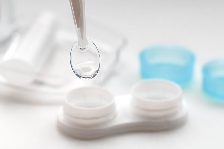 Tweezer and contact lens in contact solution