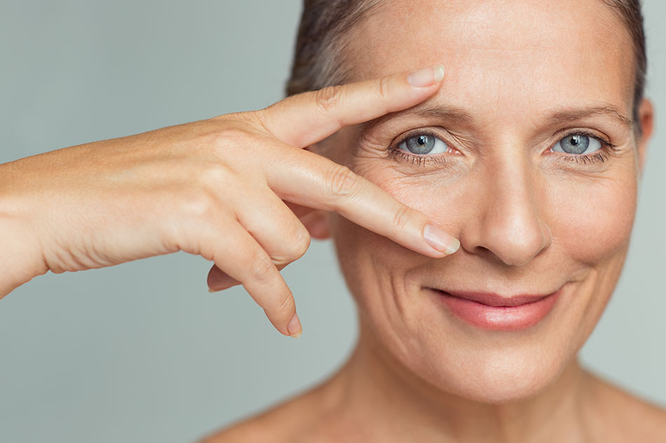 woman pointing to eye